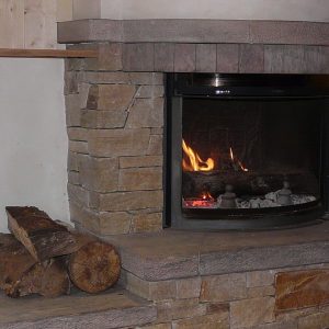 Cheminée Schiste mauve et gneiss