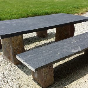 Table et bancs Schiste bleu-noir. Pieds Schiste mauve